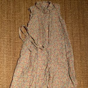 Floral print midi dress with belt. Has pockets.